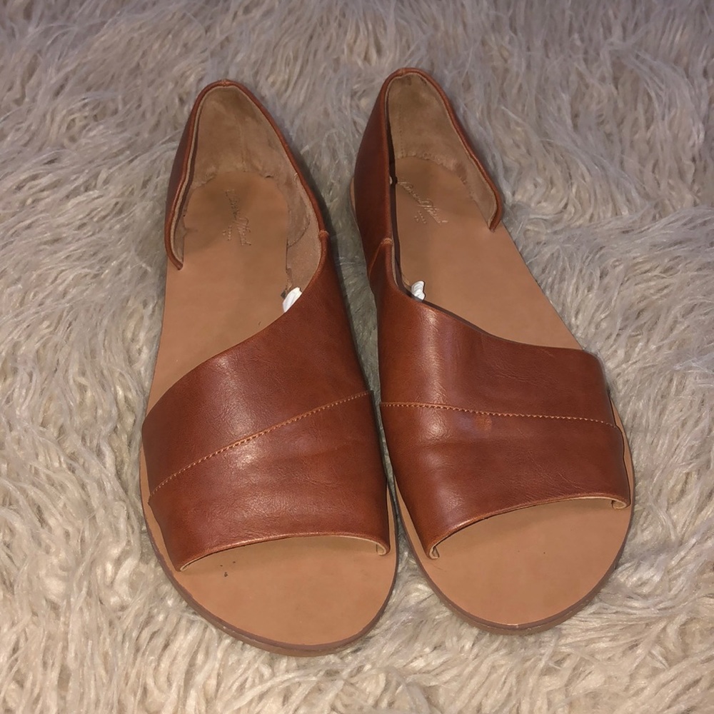 Cute universal thread size 9 brown flats